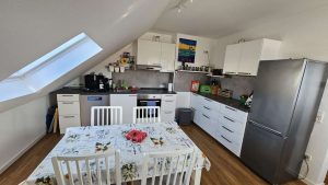 Küche mit Sitzmöglichkeit