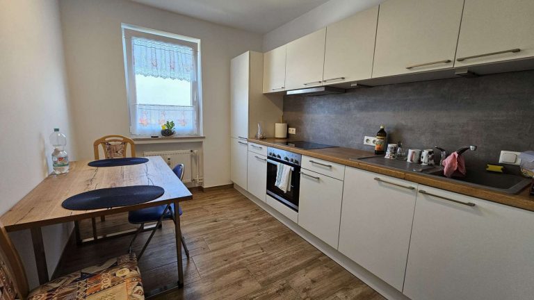 Einbauküche mit Sitzmgl.