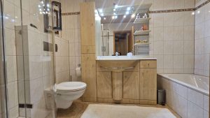 Badezimmer mit Dusche + Wanne