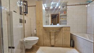 Badezimmer mit Dusche + Wanne