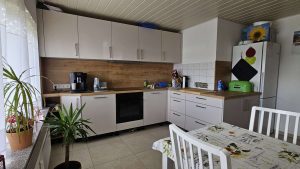 EBK mit Sitzmöglichkeit