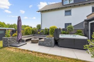 Terrasse mit Whirlpool und Feuerstelle