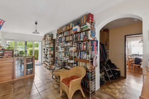 Flurbereich mit Bibliothek 1. OG