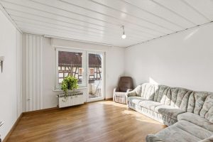 Wohnzimmer mit Zugang zur Terrasse 1. OG