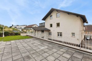 Außenansicht Haus mit Terrasse und Garten