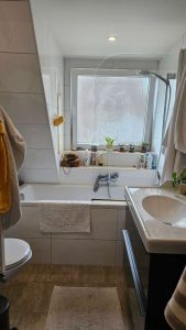 Tageslichtbad mit Wanne
