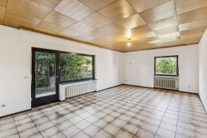 Wohnzimmer mit Zugang zur Terrasse