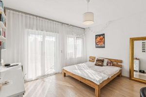 Schlafzimmer mit Balkon