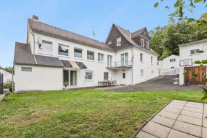 Außenansicht Vorderhaus und Anbaut ETW