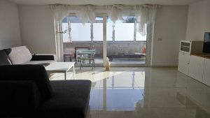 Wohnzimmer mit Zugang zur Terrasse