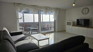 Wohn-Esszimmer mit Zugang zur Terrasse